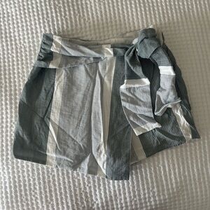 Lulu’s short, gray and black stripe